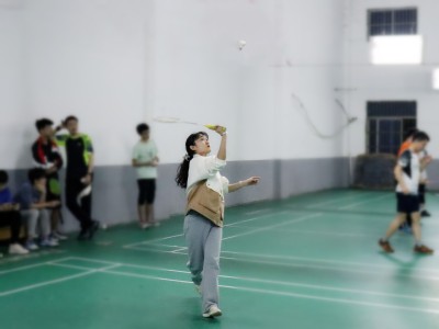 现在本人上初二初二学生开始学打羽毛球来得及吗